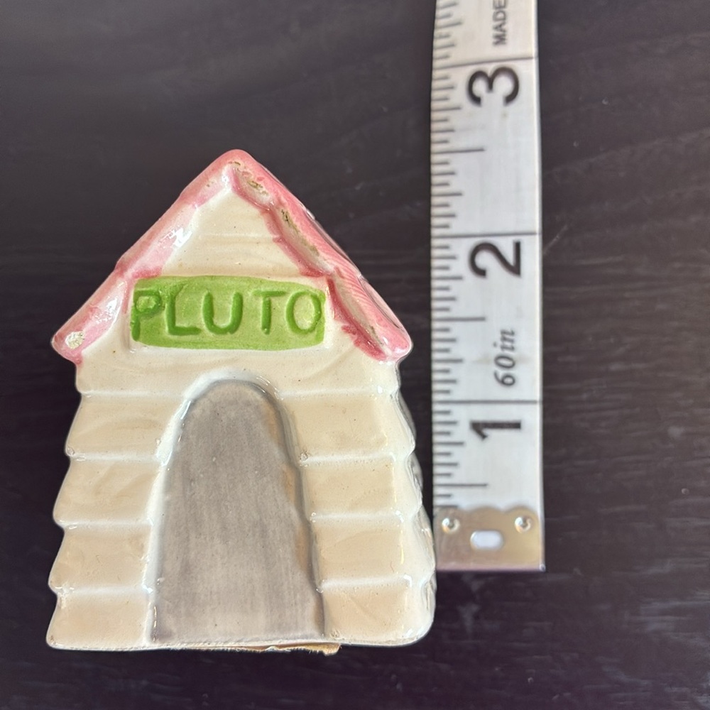 Vintage 1990's Ceramic Disney's Pluto's house salt OR pepper shaker collectible - Picture 8 of 9